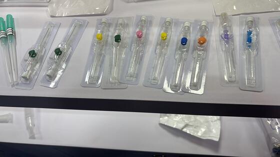 ราคาดี สายสวนหลอดเลือดดำชนิดใช้แล้วทิ้งพร้อมปีก, ขนาด 14G-26G และ PVC ที่เข้ากันได้ทางชีวภาพเพื่อการสอดใส่ที่ปลอดภัย ออนไลน์